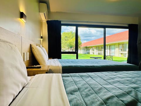 Deluxe Studio Suite | Desk, iron/ironing board, free WiFi, bed sheets