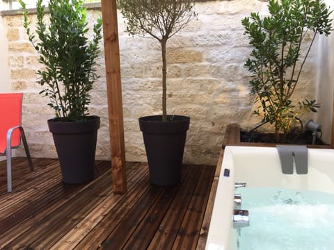 Design Studio Suite, 1 Bedroom (Balnéo) | Deep soaking bathtub