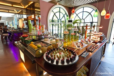 3 restaurants; breakfast, lunch, and dinner served