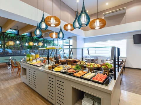 Daily buffet breakfast for a fee