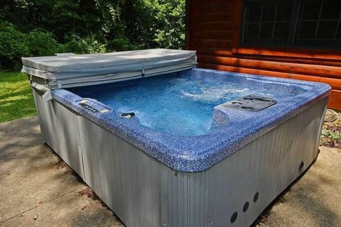 LARGE hot tub, 10-12 person
