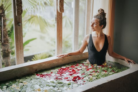 Couples treatment rooms, hot tub, body treatments, aromatherapy