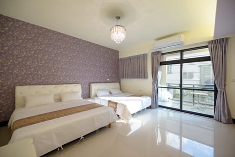 Gallery Quadruple Room | Desk, blackout drapes, free WiFi, bed sheets