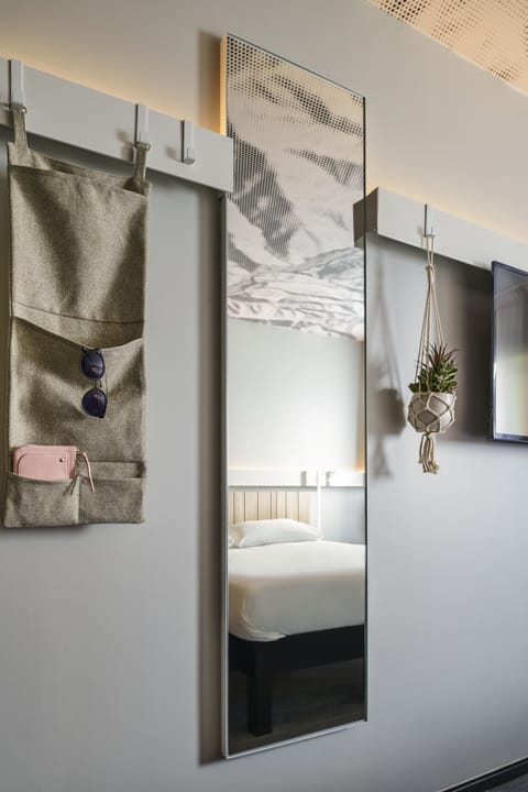 Desk, laptop workspace, soundproofing, free WiFi