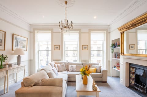 Magnificent Living room with comfortable corner sofa and 50" smart TV (Net Flix included)