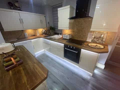 House | Private kitchen | Fridge, microwave, oven, stovetop