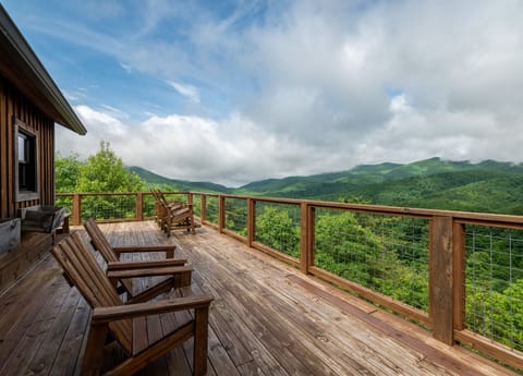 Tucked away on 12 serene acres, Brindle Barn is a luxury mountain cabin offering panoramic long-range views from every level—perfect for morning coffee or cocktails at sunset!