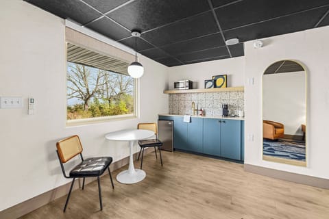 Standard Studio, 1 King Bed, Non Smoking, Kitchenette | Private kitchenette | Mini-fridge, microwave, coffee/tea maker, freezer