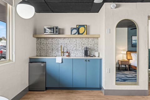 Standard Studio, 1 King Bed, Non Smoking, Kitchenette | Mini-refrigerator