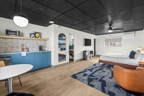 Standard Studio, 1 King Bed, Non Smoking, Kitchenette | Individually decorated, individually furnished, blackout drapes