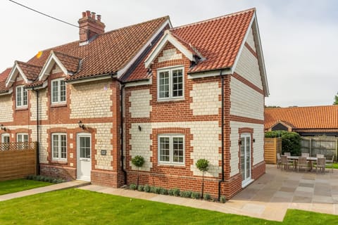 2 Hall Lane Cottages, Thornham: Front elevation