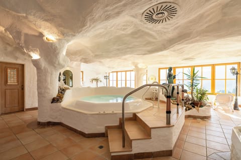 Indoor spa tub