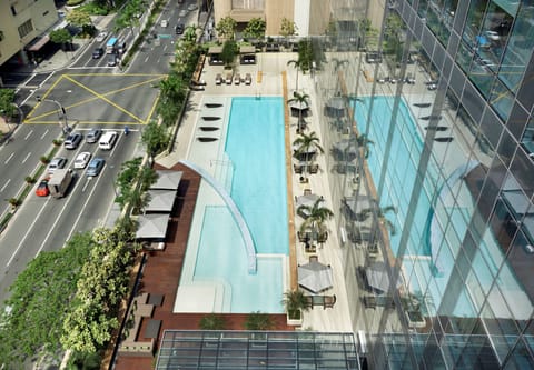 Outdoor pool, free cabanas, sun loungers