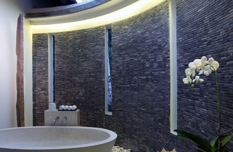 River Villas | Bathroom | Deep soaking tub, free toiletries, hair dryer, bathrobes