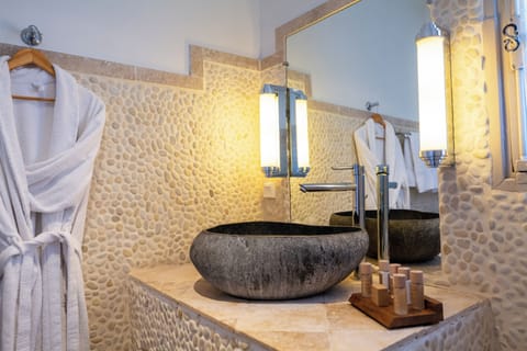 Triple Room | Bathroom | Free toiletries, hair dryer, bathrobes, slippers