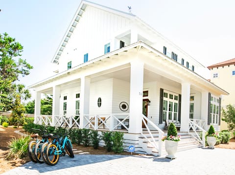 Farm-style cottage beach house