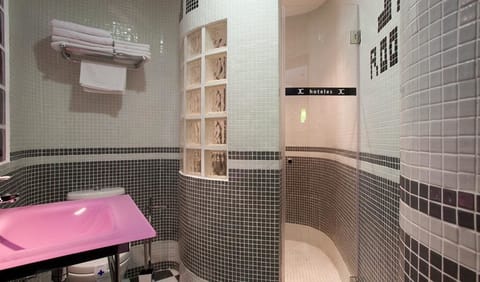 Executive Quadruple Room | Bathroom | Shower, hydromassage showerhead, hair dryer, towels