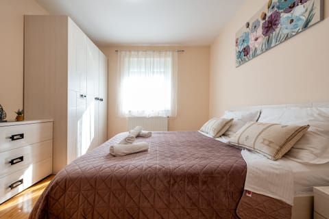 6 bedrooms, bed sheets