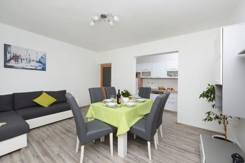 Villa, 3 Bedrooms, Private Pool, Mountain View | In-room dining