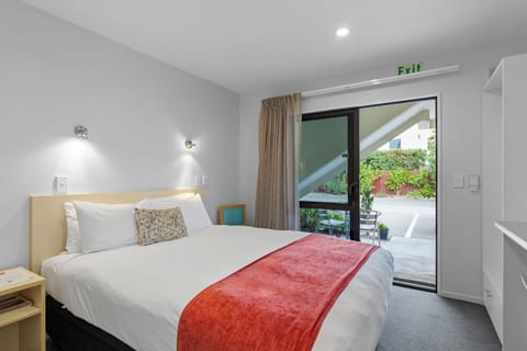 Compact Studio | Blackout drapes, soundproofing, iron/ironing board, WiFi (free)