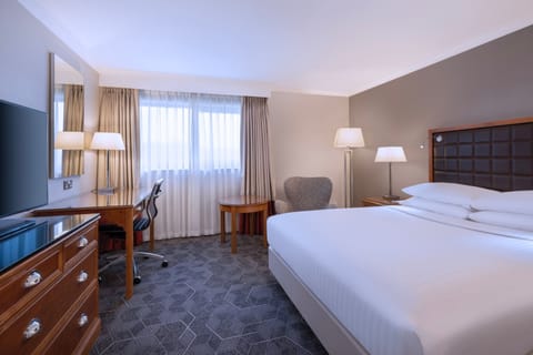 Deluxe Room, 1 Queen Bed | Premium bedding, down comforters, pillowtop beds, in-room safe