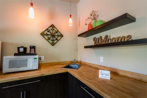 King Suite | Private kitchenette | Fridge, microwave, coffee/tea maker