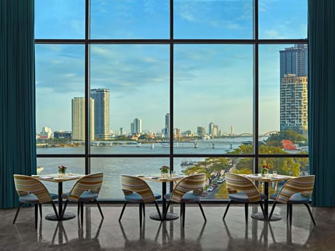 2 restaurants; breakfast, lunch, dinner, and brunch served