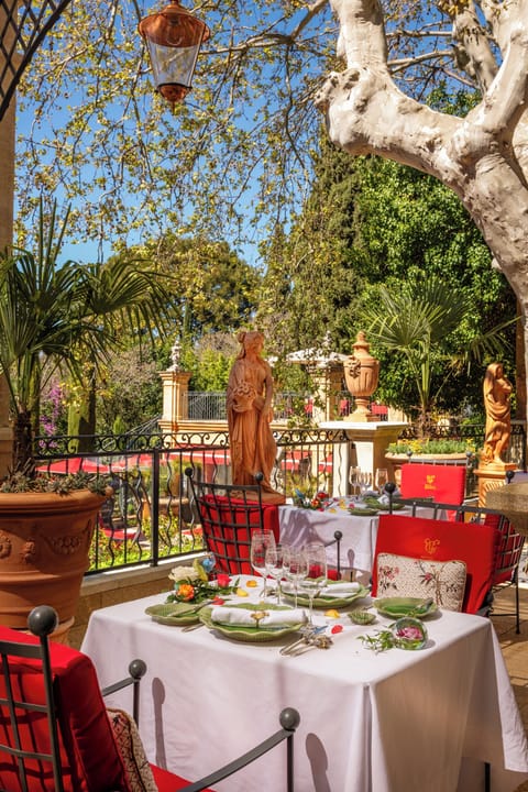 2 restaurants, breakfast, lunch, dinner served; local cuisine