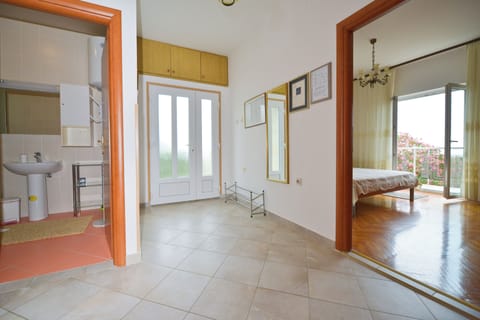 Apartment, 2 Bedrooms, Smoking, Balcony | Hallway