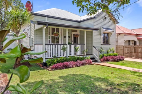 Front view of cottage. 