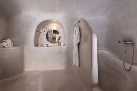 Jacuzzi Cozy Suite | Bathroom | Shower, designer toiletries, hair dryer, bathrobes