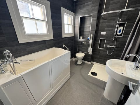 Silver Super-King or Twin | Bathroom | Free toiletries, hair dryer, towels, toilet paper