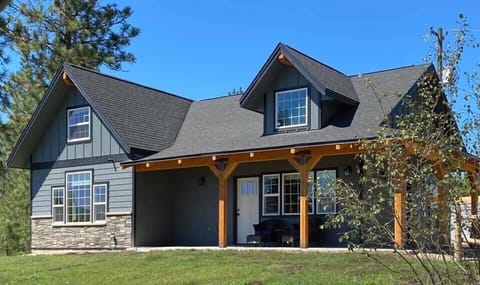 Kiddos and doggos will have a blast romping in the yard at Lakeview.