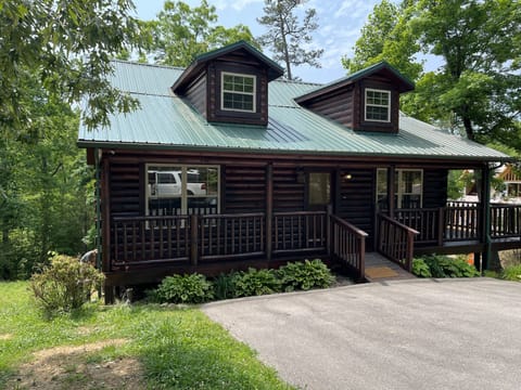 Smoky Bluff Charm located within  Smoky Cove Resort. Ramp entrance onto porch.
