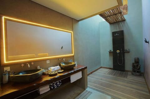 Frangipani One Bedroom Suite with Pool | Bathroom | Shower, free toiletries, hair dryer, bathrobes