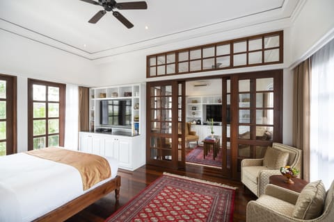 Club Suite | Minibar, in-room safe, desk, blackout drapes