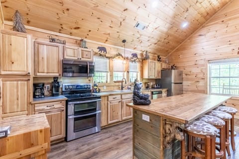 Kitchen - Full kitchen with island and bar stools for extra seating.