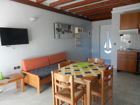 Apartment, 2 Bedrooms (Maisonette) | Living room | TV