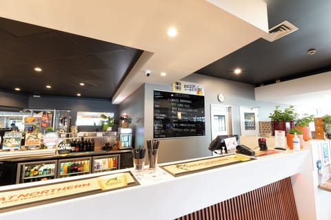 2 restaurants; lunch and dinner served