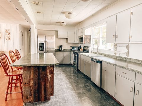 Large kitchen/bar with all the amenities