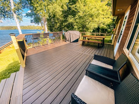 Deck space, barbecue grill, outside seating/table