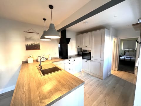 House, Private Bathroom, City View (Gorgeous) | Shared kitchen