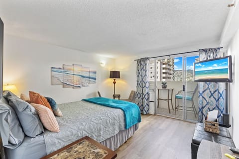 Enjoy sunrise and mountain views from the super-comfortable queen size bed!