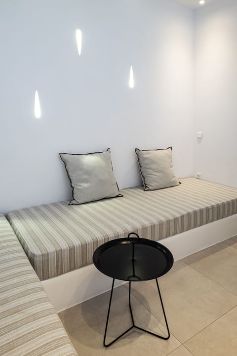 Junior Suite | Minibar, blackout drapes, soundproofing, iron/ironing board