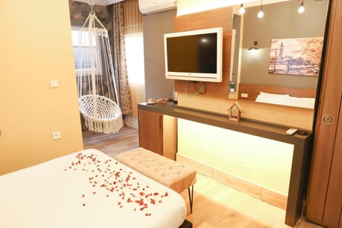 Deluxe Studio Suite | Egyptian cotton sheets, premium bedding, Select Comfort beds, minibar