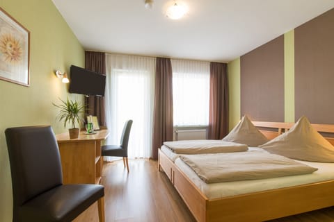 Basic Double Room | Hypo-allergenic bedding, in-room safe, desk, laptop workspace