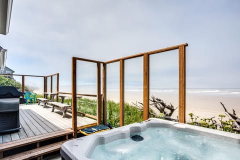 Ocean front hot tub, deck and cool decor inside make this house fabulous!