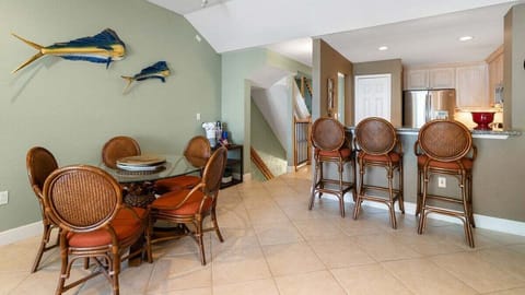 Dining Area and Breakfast Bar