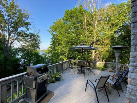 2 huge decks with great view of Barren River Lake 