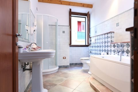 Deluxe Quadruple Room, Ensuite (Conchiglia) | Bathroom | Shower, rainfall showerhead, hair dryer, bidet